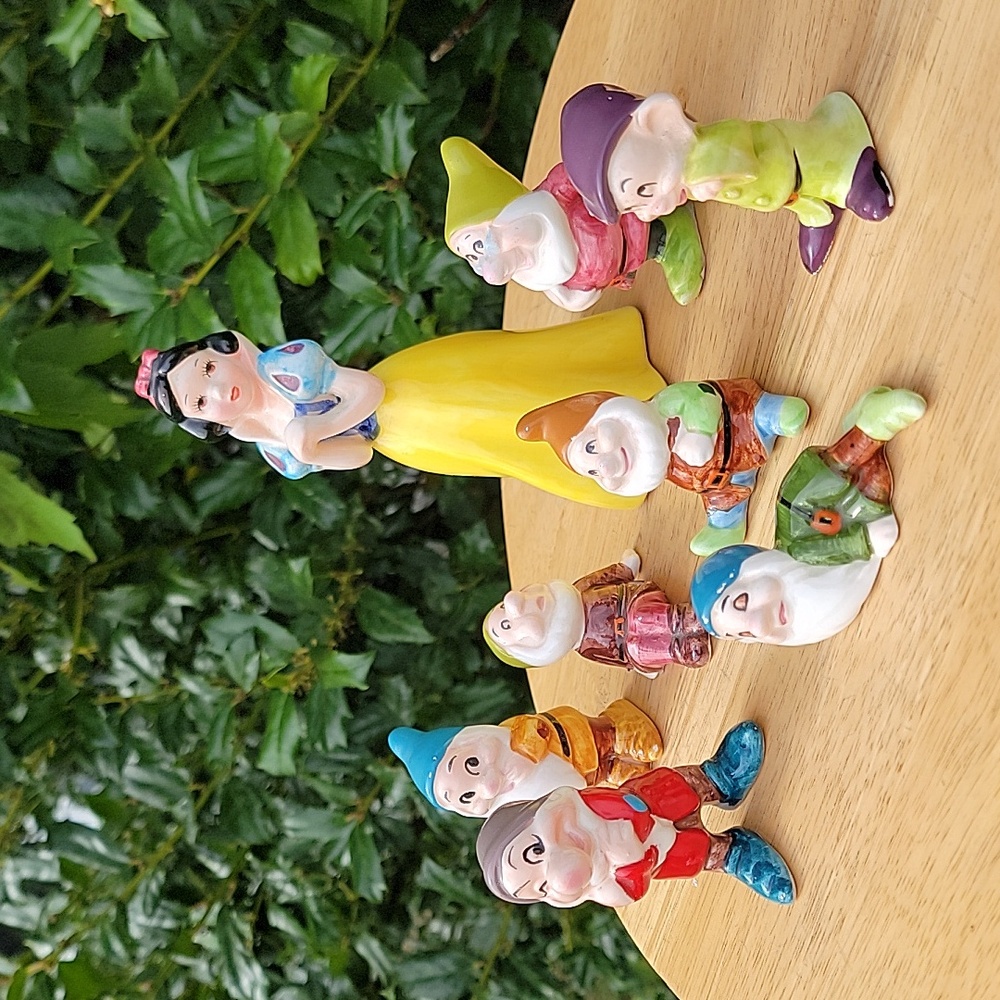 VINTAGE Snow White & The Seven Dwarfs figurines